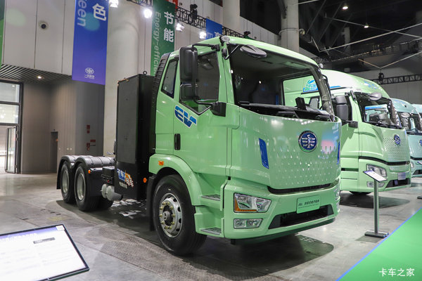 一汽解放 J6L 6X4 纯电动牵引车400.61kWh