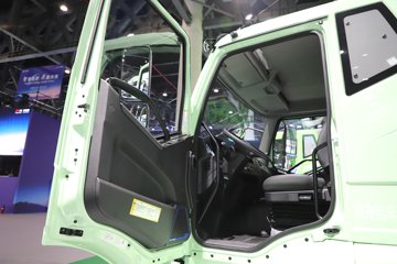 解放J6L&nbsp;电动牵引车驾驶室图片