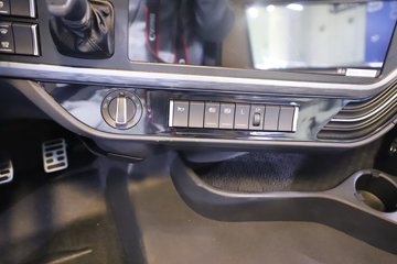 һ�����J6 PRO LNG 600���� 6X4 һ�����12�� AMT�Զ��� ǣ����ͼƬ