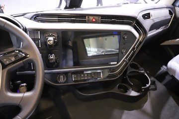 һ�����J6 PRO LNG 600���� 6X4 һ�����12�� AMT�Զ��� ǣ����ͼƬ