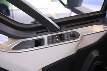 һ�����J6 PRO LNG 600���� 6X4 һ�����12�� AMT�Զ��� ǣ����ͼƬ