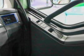 解放J6L&nbsp;电动载货车驾驶室图片