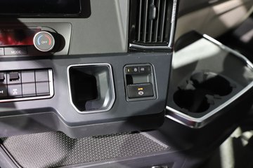 �����ǵ¿�SITRAK G7H�ؿ� 630���� 6X4 LNG�Զ���ǣ����ͼƬ