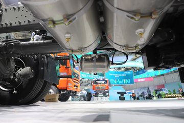 �����ǵ¿�SITRAK G7H�ؿ� 630���� 6X4 LNG�Զ���ǣ����ͼƬ