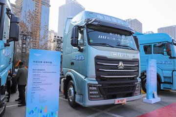 13.3L LNG 570马力 6X4 中国重汽12档 牵引车