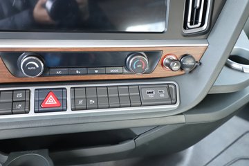 ��������(HOWO) TH7 13.3L LNG 570���� 6X4 �й�����12�� ǣ����ͼƬ