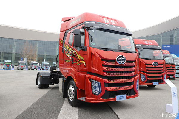 一汽解放J6 PRO 12.5L LNG 500马力 4X2 一汽解放12档 AMT自动档 牵引车