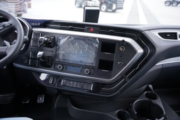 һ�����J6 PRO 12.5L LNG 500���� 4X2 һ�����12�� AMT�Զ��� ǣ����ͼƬ