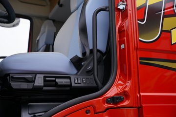 һ�����J6 PRO 12.5L LNG 500���� 4X2 һ�����12�� AMT�Զ��� ǣ����ͼƬ