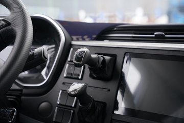 һ�����J6 PRO 12.5L LNG 500���� 6X4 һ�����12�� ǣ����ͼƬ