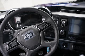 һ�����J6 PRO 12.5L LNG 500���� 6X4 һ�����12�� ǣ����ͼƬ