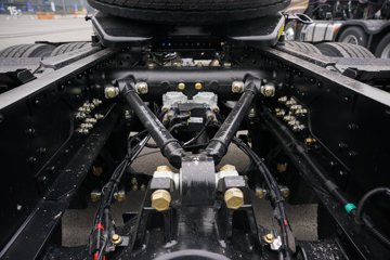 һ�����J6 PRO 12.5L LNG 500���� 6X4 һ�����12�� ǣ����ͼƬ