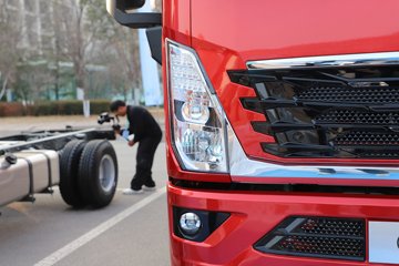 �й������ɶ����ó�V3-X 4.1L���� 200���� 4X2 ��ʿ��8�� 3.8���Ű���ж��ͼƬ