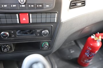 �й������ɶ����ó�V3-X 4.1L���� 200���� 4X2 ��ʿ��8�� 3.8���Ű���ж��ͼƬ