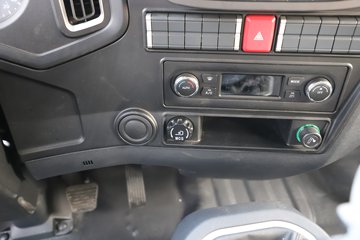 �й������ɶ����ó�V3-X 4.1L���� 200���� 4X2 ��ʿ��8�� 3.8���Ű���ж��ͼƬ