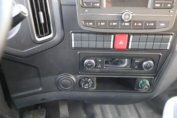 �й������ɶ����ó�V3-X 4.1L���� 200���� 4X2 ��ʿ��8�� 3.8���Ű���ж��ͼƬ