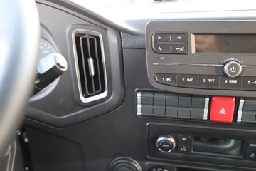 �й������ɶ����ó�V3-X 4.1L���� 200���� 4X2 ��ʿ��8�� 3.8���Ű���ж��ͼƬ