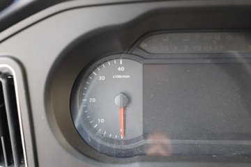 �й������ɶ����ó�V3-X 4.1L���� 200���� 4X2 ��ʿ��8�� 3.8���Ű���ж��ͼƬ