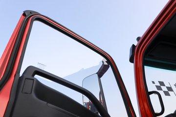 �й������ɶ����ó�V3-X 4.1L���� 200���� 4X2 ��ʿ��8�� 3.8���Ű���ж��ͼƬ