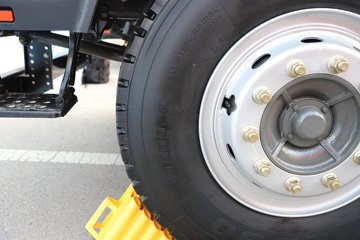 �й������ɶ����ó�V3-X 4.1L���� 200���� 4X2 ��ʿ��8�� 3.8���Ű���ж��ͼƬ