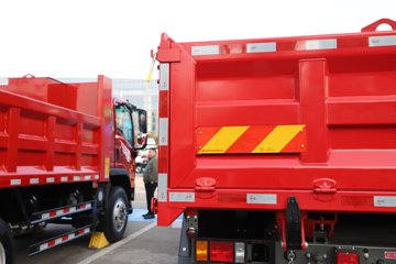 �й������ɶ����ó�V3-X 4.1L���� 200���� 4X2 ��ʿ��8�� 3.8���Ű���ж��ͼƬ