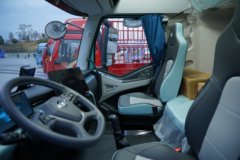 一汽解放J6G Pro领航版 7.8L柴油 380马力 4X2 一汽解放10档 全浮高顶 6.75米仓栅式载货车