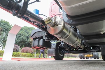 ������������H5V ������ 7L���� 380���� 4X2 ��ʿ��10�� 6.8�ײ�դʽ�ػ���ͼƬ