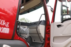 东风柳汽乘龙H5 4.6L柴油 260马力 4X2 法士特8档 6.8米仓栅式载货车