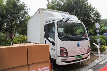 东风柳汽乘龙翼威2 气刹 4.165米单排纯电动厢式轻卡 宁德时代120.27kWh