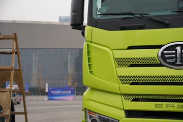 һ�����J7 ��Ӣ�� 15.6L LNG 640���� 6X4 һ�����12�� AMT�Զ��� ǣ����ͼƬ