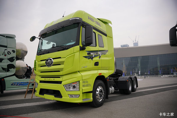 一汽解放J7 精英版 15.6L LNG 640马力 6X4 一汽解放12档 AMT自动档 牵引车