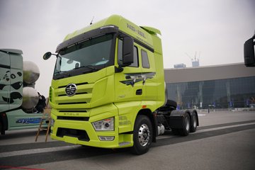 一汽解放J7 精英版 15.6L LNG 640马力 6X4 一汽解放12档 AMT自动档 牵引车