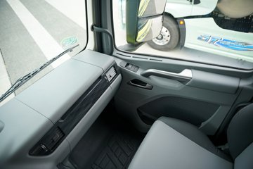 һ�����J7 ��Ӣ�� 15.6L LNG 640���� 6X4 һ�����12�� AMT�Զ��� ǣ����ͼƬ