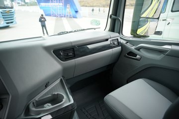 һ�����J7 ��Ӣ�� 15.6L LNG 640���� 6X4 һ�����12�� AMT�Զ��� ǣ����ͼƬ