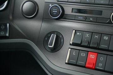 һ�����J7 ��Ӣ�� 15.6L LNG 640���� 6X4 һ�����12�� AMT�Զ��� ǣ����ͼƬ