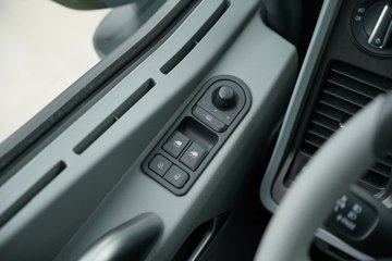 һ�����J7 ��Ӣ�� 15.6L LNG 640���� 6X4 һ�����12�� AMT�Զ��� ǣ����ͼƬ