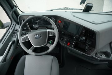 һ�����J7 ��Ӣ�� 15.6L LNG 640���� 6X4 һ�����12�� AMT�Զ��� ǣ����ͼƬ