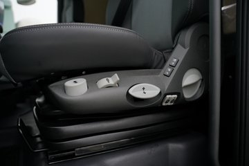 һ�����J7 ��Ӣ�� 15.6L LNG 640���� 6X4 һ�����12�� AMT�Զ��� ǣ����ͼƬ