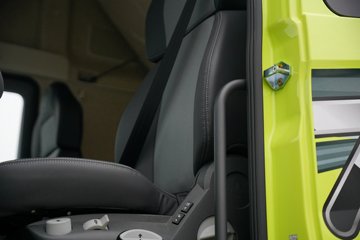 һ�����J7 ��Ӣ�� 15.6L LNG 640���� 6X4 һ�����12�� AMT�Զ��� ǣ����ͼƬ