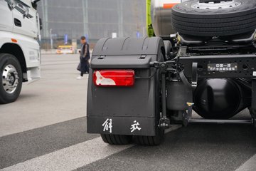 һ�����J7 ��Ӣ�� 15.6L LNG 640���� 6X4 һ�����12�� AMT�Զ��� ǣ����ͼƬ