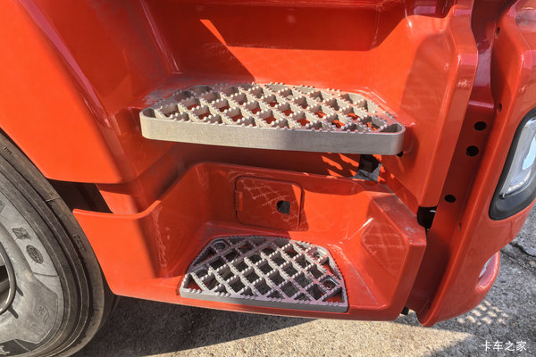 重汽汕德卡 SITRAK G5S 6.9L柴油 330马力 4X2 中国重汽10档 AMT自动档 9.6米厢式载货车