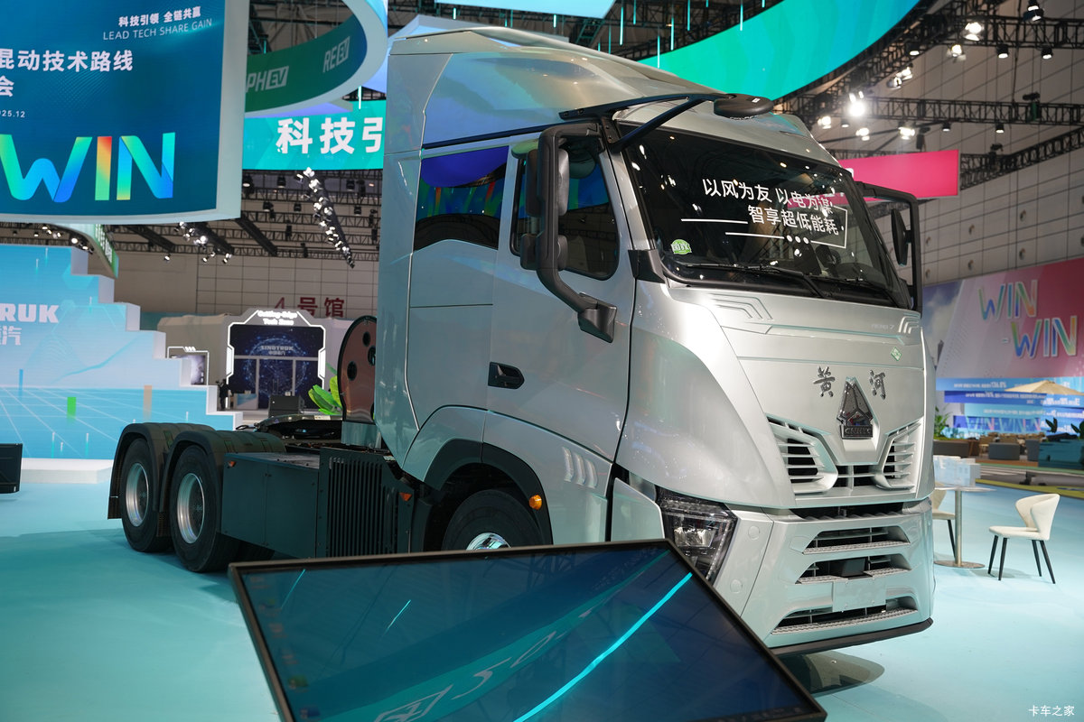 重汽黄河H7 6X4 增程式混合动力牵引车 潍柴400.43kWh