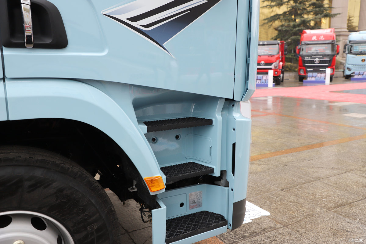 �������ó�����Q500 14.8L LNG 560���� 6X4 ��ʿ��12�� ǣ�������                                                