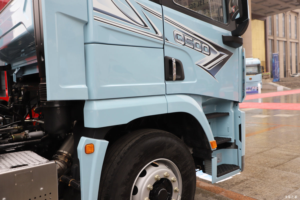 �������ó�����Q500 14.8L LNG 560���� 6X4 ��ʿ��12�� ǣ�������                                                