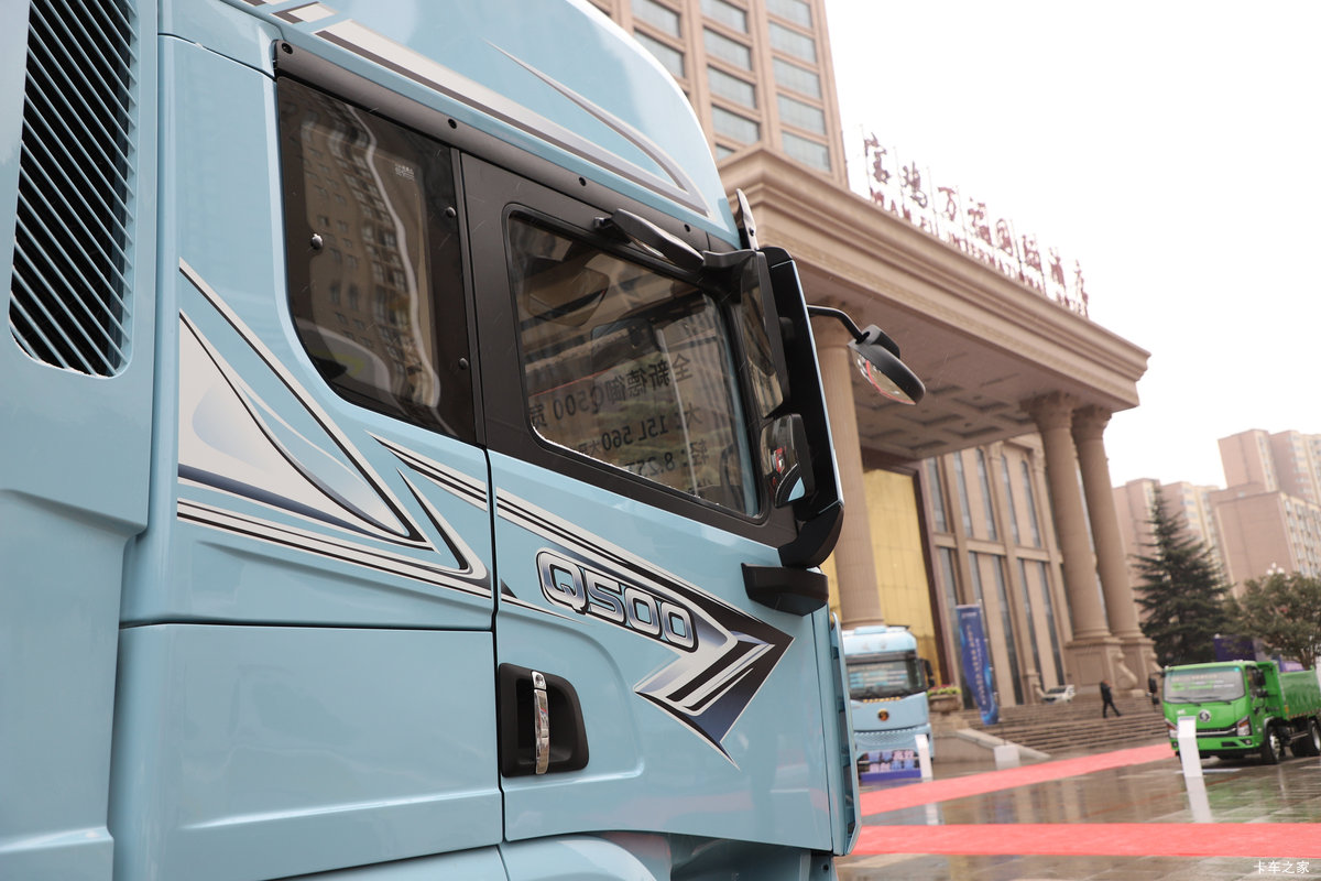 �������ó�����Q500 14.8L LNG 560���� 6X4 ��ʿ��12�� ǣ�������                                                