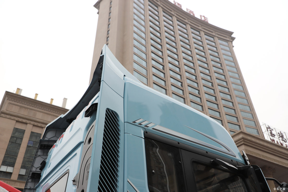 �������ó�����Q500 14.8L LNG 560���� 6X4 ��ʿ��12�� ǣ�������                                                