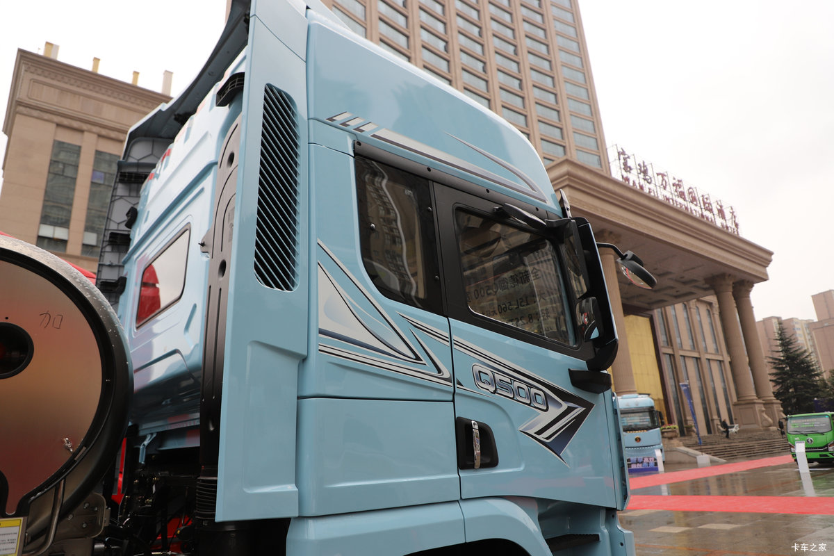 �������ó�����Q500 14.8L LNG 560���� 6X4 ��ʿ��12�� ǣ�������                                                