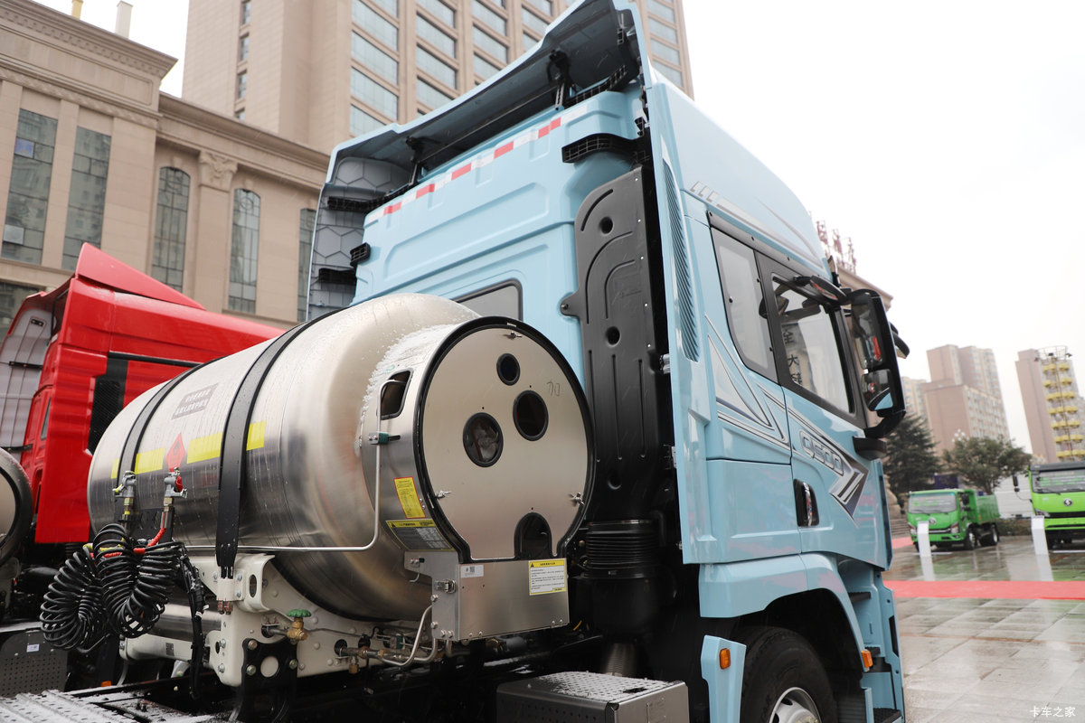 �������ó�����Q500 14.8L LNG 560���� 6X4 ��ʿ��12�� ǣ�������                                                