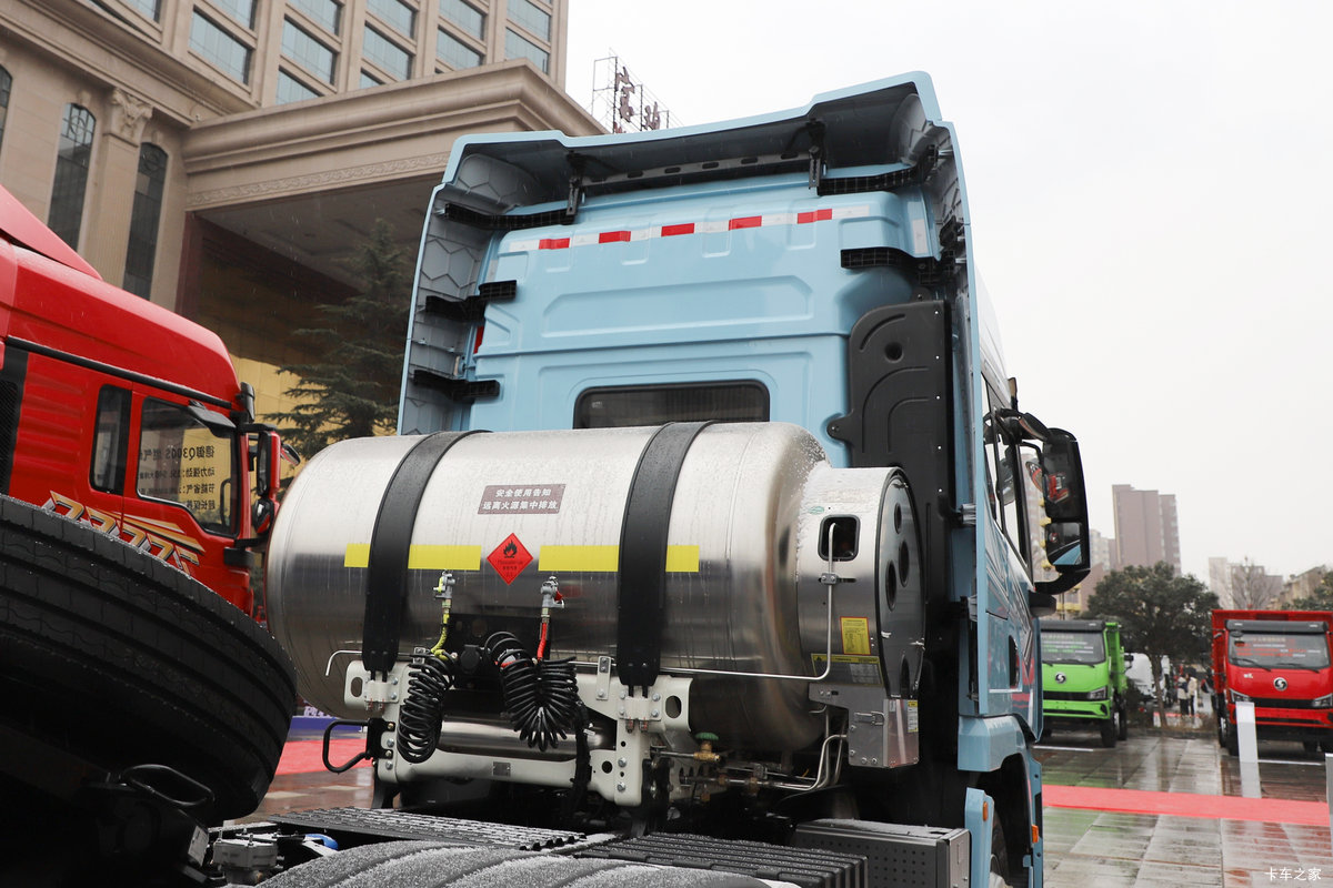 �������ó�����Q500 14.8L LNG 560���� 6X4 ��ʿ��12�� ǣ�������                                                