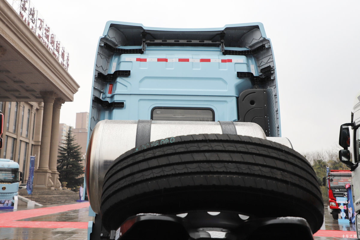 �������ó�����Q500 14.8L LNG 560���� 6X4 ��ʿ��12�� ǣ�������                                                